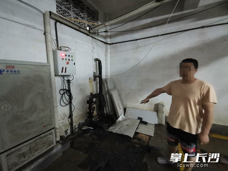 王先生指出，該小區(qū)的污水泵直接安置在小區(qū)負(fù)一樓停車場(chǎng),，造成噪音隨意擴(kuò)散,，這實(shí)際上是違規(guī)的。長(zhǎng)沙晚報(bào)全媒體記者劉樹源攝