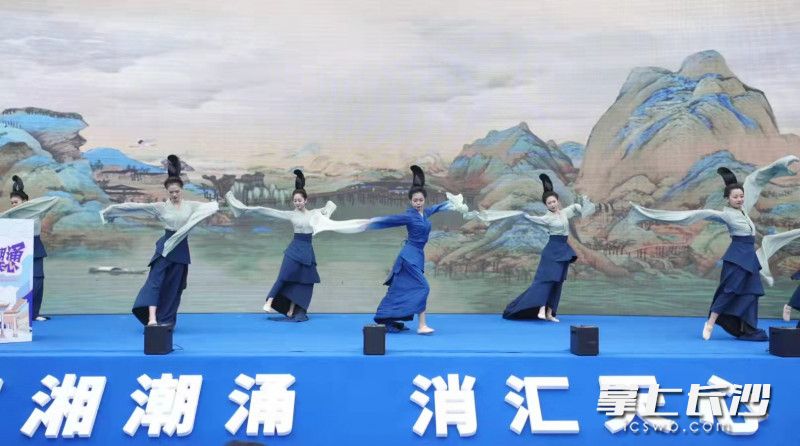 活動現(xiàn)場的歌舞表演。  長沙晚報全媒體記者 陳飛 攝