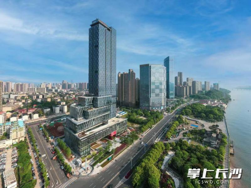 天心區(qū)外灘,，集聚了大量新消費(fèi)業(yè)態(tài)。均為長沙晚報(bào)全媒體記者 陳飛 攝