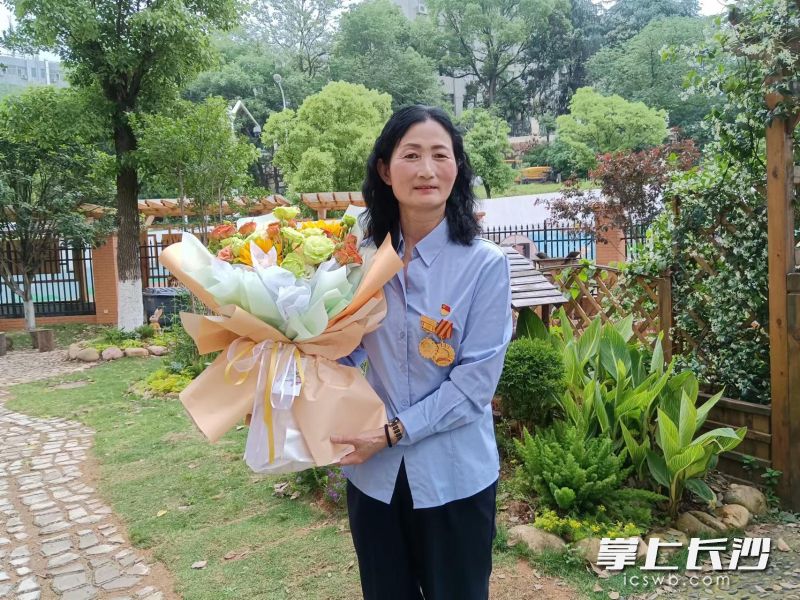在參與公益活動(dòng)，閔敏獲得一束鮮花,。長(zhǎng)沙晚報(bào)全媒體記者 王斌 攝