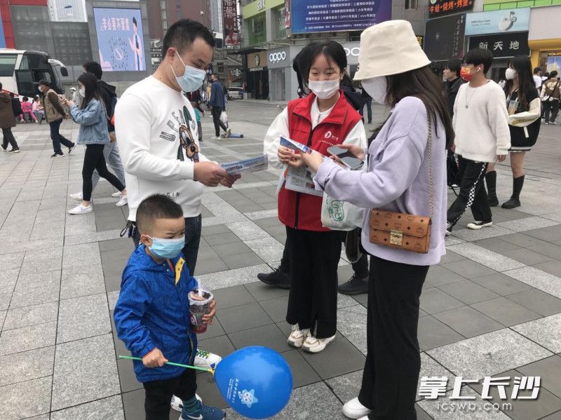 天心志愿者向市民游客提供問路咨詢、文明勸導等志愿服務,。長沙晚報通訊員 鄒穎 供圖