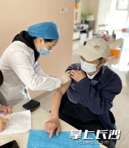 銀桂苑社區(qū)組織醫(yī)護人員上門為居民接種新冠疫苗。長沙晚報通訊員 徐玲 供圖