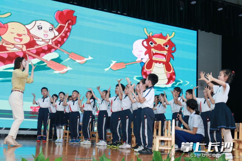 今日，全國(guó)學(xué)前教育宣傳月啟動(dòng)儀式暨長(zhǎng)沙市幼小科學(xué)銜接工作推進(jìn)會(huì)在開(kāi)福區(qū)少年宮報(bào)告廳舉行。均為開(kāi)福區(qū)教育局供圖