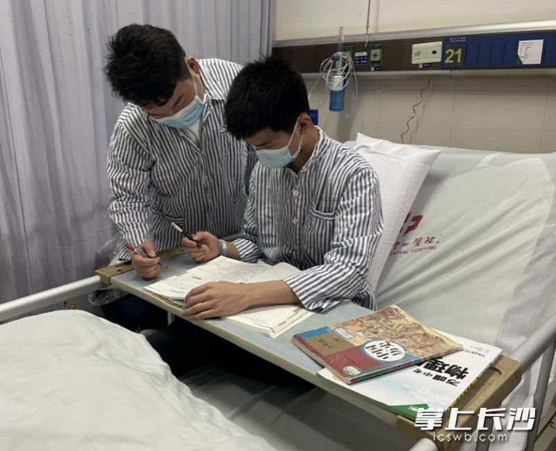 治療期間,，小峰在病房指導(dǎo)小智學(xué)習(xí)。   醫(yī)院供圖