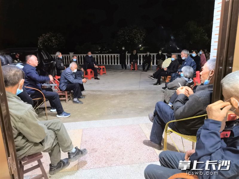 在寧鄉(xiāng)市灰湯鎮(zhèn)花果山村高遷街組，召開了一場以交通安全為主題的屋場夜話會,。長沙晚報全媒體記者 張禹 通訊員 王彩艷 攝影報道