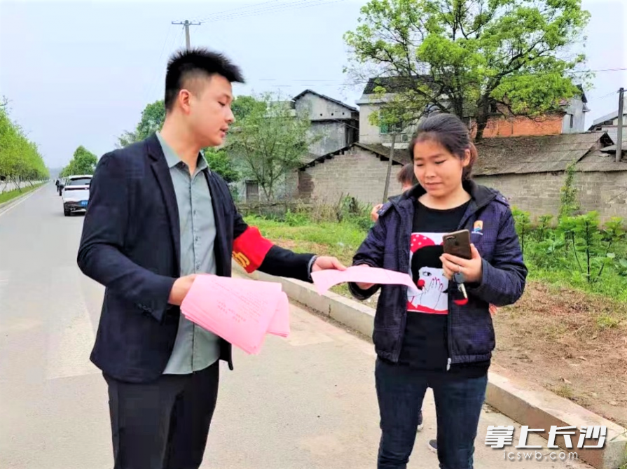 寧鄉(xiāng)市灰湯鎮(zhèn)多措并舉筑牢道路交通安全防線，圖為工作人員向居民發(fā)放宣傳資料,。長沙晚報全媒體記者 張禹 通訊員 張偉杰 肖偉 攝影報道