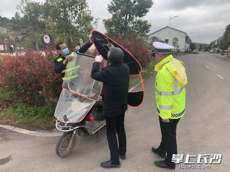 寧鄉(xiāng)市灰湯鎮(zhèn)多措并舉筑牢道路交通安全防線,，圖為執(zhí)法人員拆除摩托車私裝的雨篷,。長沙晚報全媒體記者 張禹 通訊員 張偉杰 肖偉 攝影報道