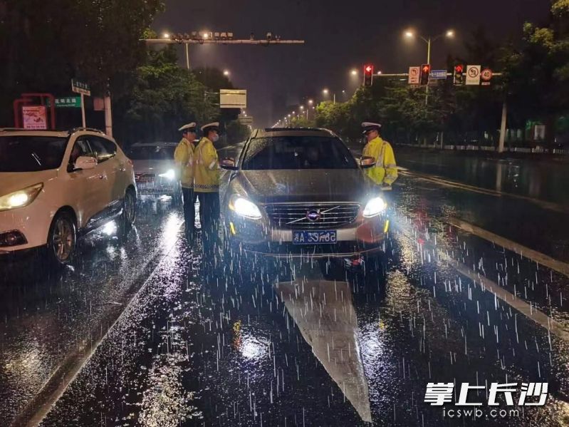 寧鄉(xiāng)市交警全員上路，保安保暢,。