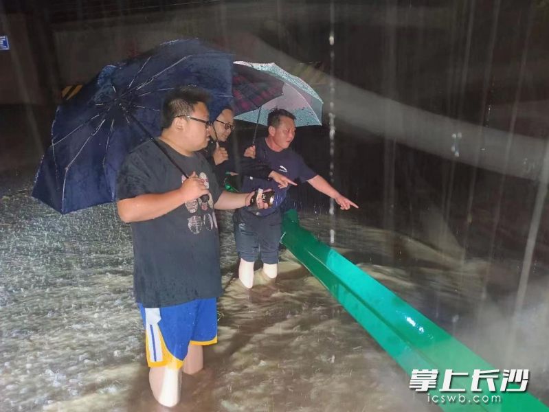 喻家坳鄉(xiāng)對黃材干渠渡槽進行交通管制,，周邊巡查確保群眾生命安全。