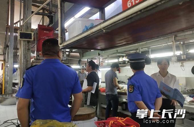 城管執(zhí)法人員到門店進(jìn)行油煙專項(xiàng)檢查。長沙晚報(bào)通訊員 徐玲 供圖