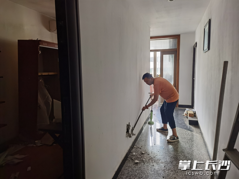 楊先生主動(dòng)拆除自家的隔斷墻,。均為長沙晚報(bào)通訊員 李尚花 攝