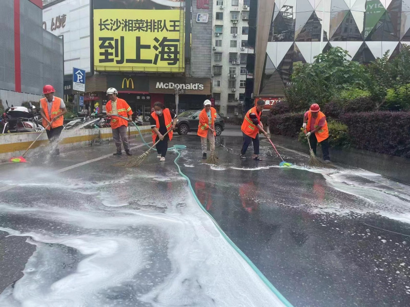 水槍,、掃帚齊上陣，細細給道路“洗澡”,。 均為長沙晚報全媒體記者 顏家文 攝