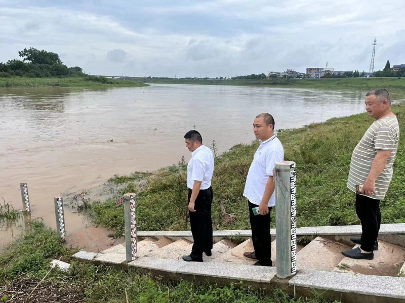 6月4日,，寧鄉(xiāng)市雙江口鎮(zhèn)值班領導帶隊巡查新民垸防汛情況。受訪方供圖