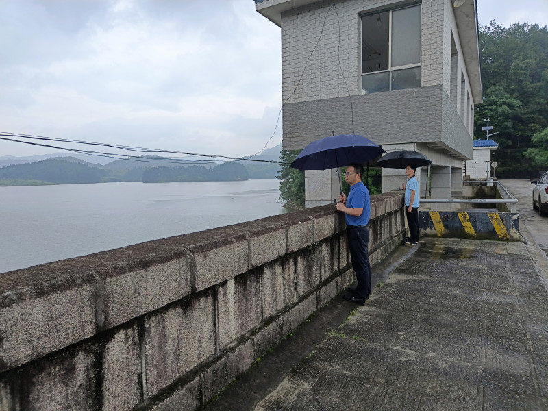 6月4日,，在寧鄉(xiāng)市最西部山區(qū)的青山橋鎮(zhèn),，值班領導帶隊查看水庫運行情況,。受訪方供圖