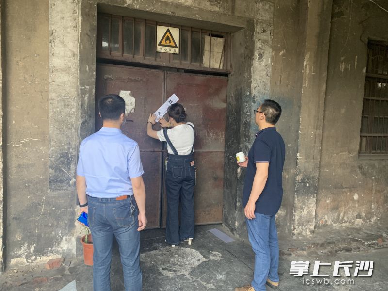 圖為新開(kāi)鋪街道打非治違行動(dòng)現(xiàn)場(chǎng),。 長(zhǎng)沙晚報(bào)通訊員 金曉云 供圖