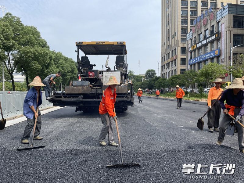 位于寧鄉(xiāng)市城鄉(xiāng)接合部的長寧旺角公用停車場建成之后,，可以新增48個(gè)停車位,，有效緩解周邊群眾停車難問題。   長沙晚報(bào)全媒體記者 張禹 通訊員 孫新明 攝影報(bào)道