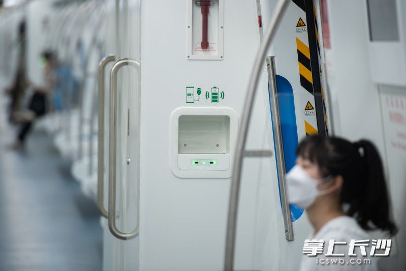 列車每節(jié)車廂都設(shè)有充電裝置,，兩個(gè)USB口和一個(gè)無線充電接口可以為手機(jī)等設(shè)備進(jìn)行充電,。長沙晚報(bào)全媒體記者 黃啟晴 攝