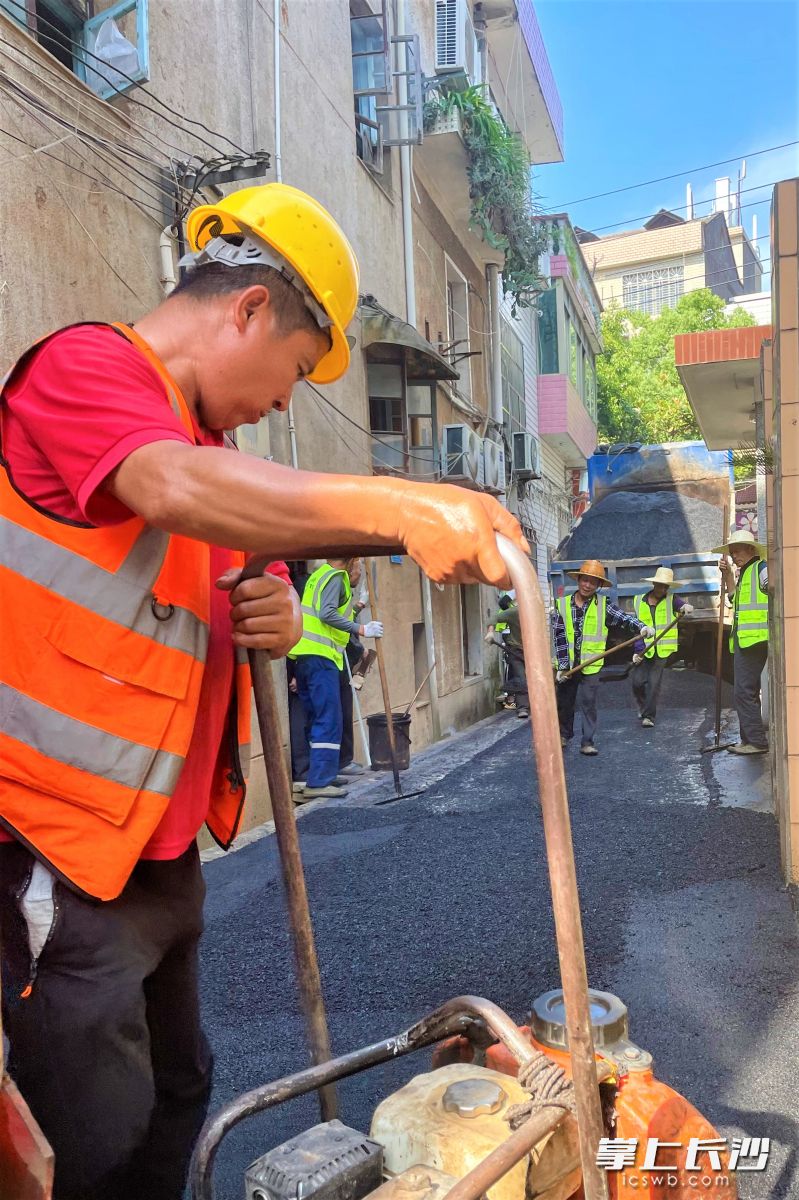 在寧鄉(xiāng)市多條背街小巷，市政設(shè)施維護(hù)工人們正揮汗如雨進(jìn)行提質(zhì)改造,。長沙晚報(bào)全媒體記者 張禹 通訊員 孫新明 攝影報(bào)道