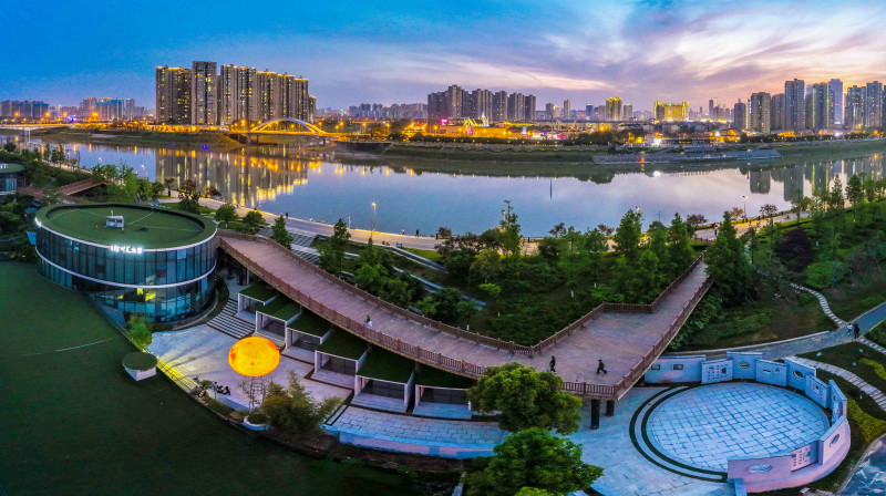 湖南省圓點美術(shù)館坐落在美麗的瀏陽河畔。美術(shù)館供圖