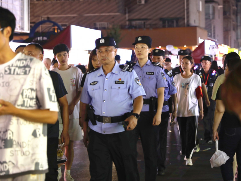 在四方商貿(mào)城夜市,，四方坪派出所副所長(zhǎng)張建軍及民警張慧等人正在巡邏,。 均為長(zhǎng)沙晚報(bào)全媒體記者 聶映榮 攝