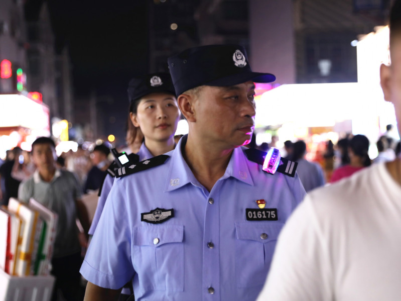 張建軍,、張慧等人正在四方商貿(mào)城夜市巡邏。