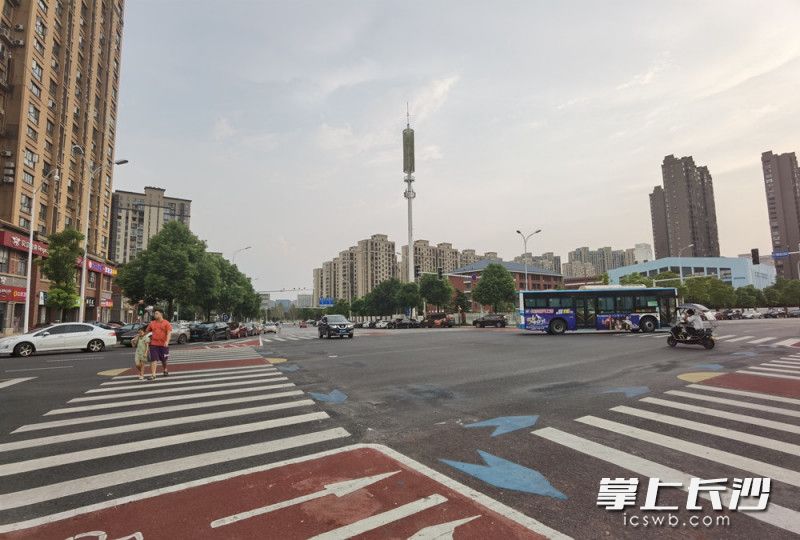 市民反映，岳麓區(qū)廟灣路與濱柳路交會路口的紅綠燈今年5月起出現(xiàn)故障,，至今一直未能恢復(fù)正常使用,。長沙晚報全媒體記者 劉樹源 實習(xí)生 楊涵 攝影報道