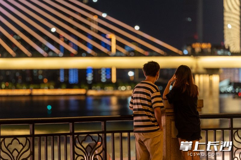 國慶期間,，去漁人碼頭品美食,，賞燈光秀成為許多人的選擇。長沙晚報(bào)全媒體記者周數(shù)邑?cái)z