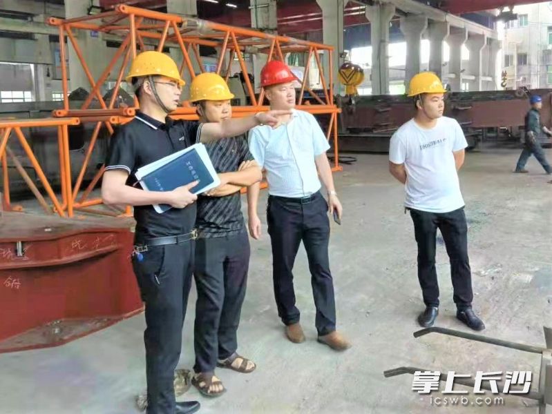 沙田鄉(xiāng)黨員干部走訪企業(yè)生產(chǎn)一線,，摸排安全隱患問(wèn)題，并建立整改臺(tái)賬逐一解決,。   長(zhǎng)沙晚報(bào)全媒體記者 張禹 通訊員 陳鵬 攝