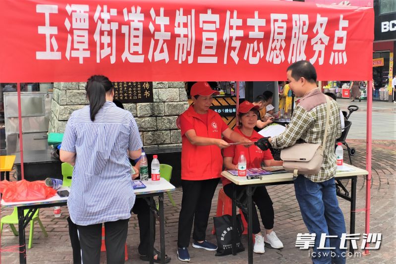 通過一次次深入街頭巷尾的法制宣傳，寧鄉(xiāng)市讓法治政府建設的理念深入人心,。 資料圖片