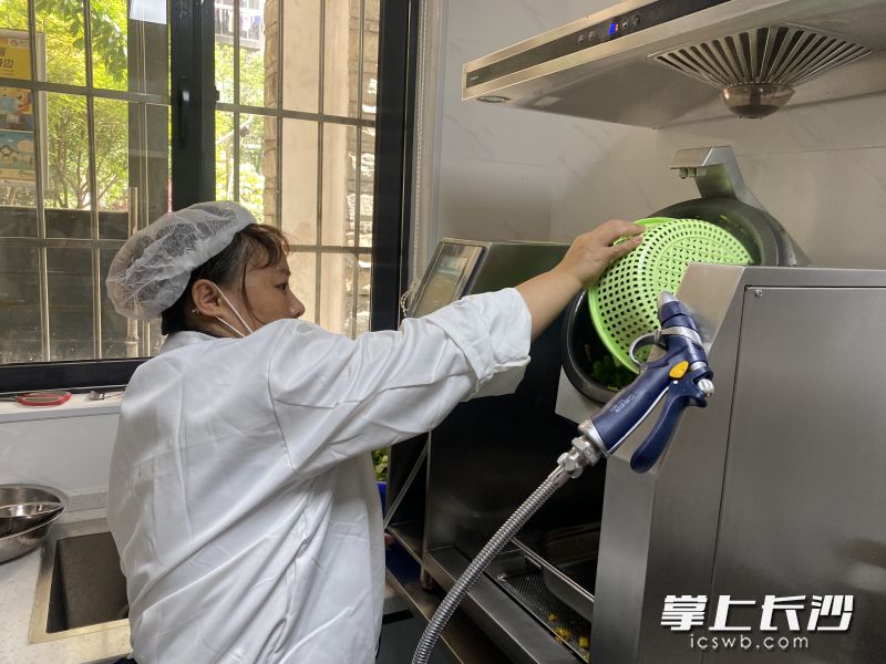 在芙蓉區(qū)東郡社區(qū)的一家老年食堂,，人工不再是烹飪的首選，炒菜機(jī)器人也可以在廚房唱主角,。  長(zhǎng)沙晚報(bào)通訊員 彭穗 攝