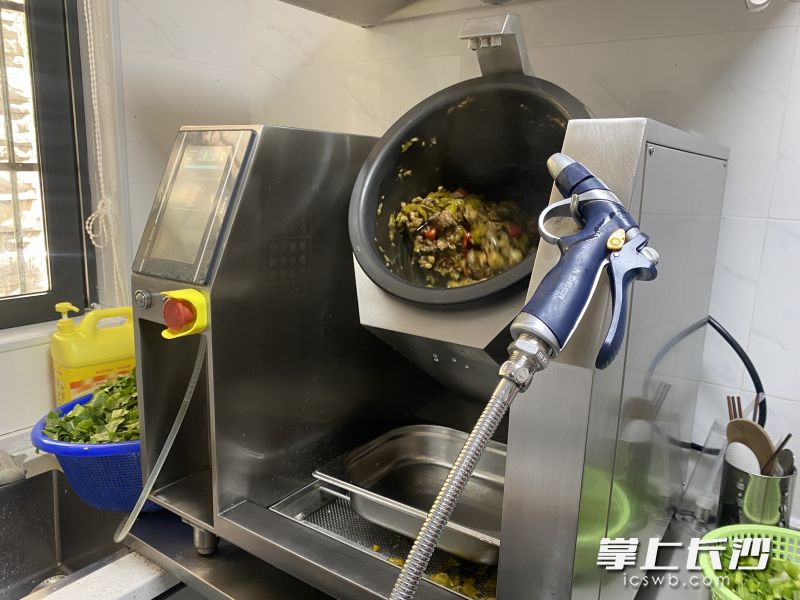 炒菜機(jī)器人正在工作,。  長(zhǎng)沙晚報(bào)通訊員 彭穗 攝