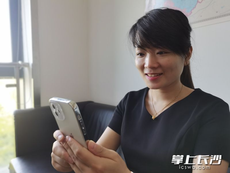 家住寧鄉(xiāng)市玉潭街道的新生家長付女士通過“智慧寧鄉(xiāng)”APP完成入學(xué)報名申請,。長沙晚報全媒體記者 張禹 通訊員 付杰 吳婷 攝影報道