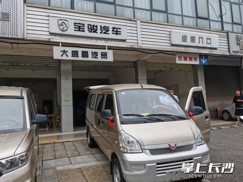 8月29日，任先生將新車停放在望城大盛昌汽貿(mào)公司前坪等待專業(yè)人員維修檢測,。均為長沙晚報(bào)全媒體記者劉樹源攝