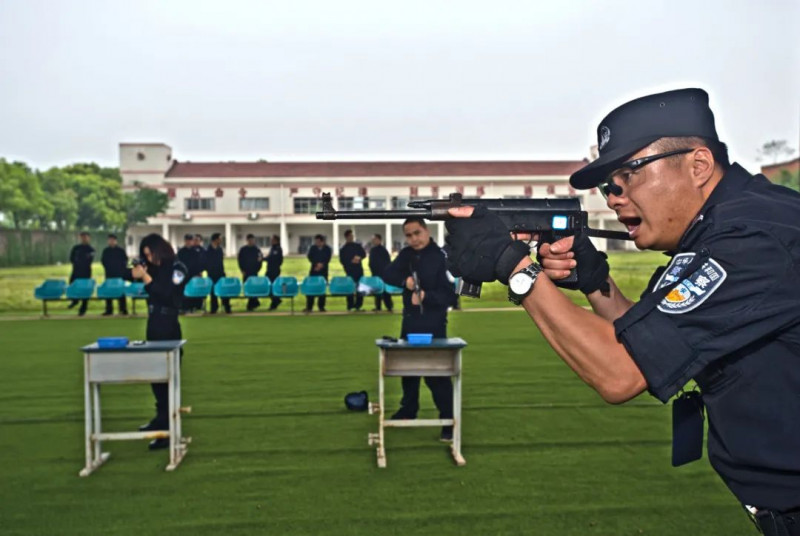 羅豐年在教其他警員使用槍械,。 均為長沙市公安局供圖