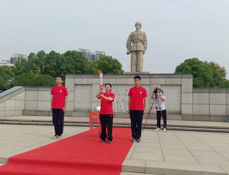 周美玲為首屆“雷小鋒”超級(jí)運(yùn)動(dòng)會(huì)采下第一縷火種。