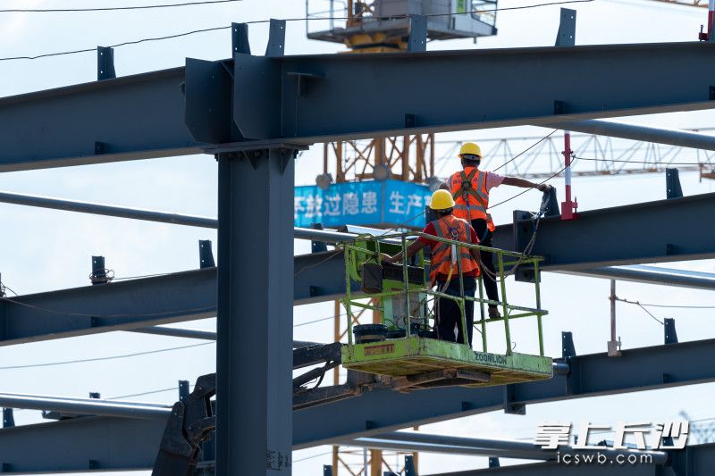 中建五局三公司德賽電池儲(chǔ)能電芯項(xiàng)目正在緊張施工中,。長(zhǎng)沙晚報(bào)全媒體記者 周數(shù)邑 攝
