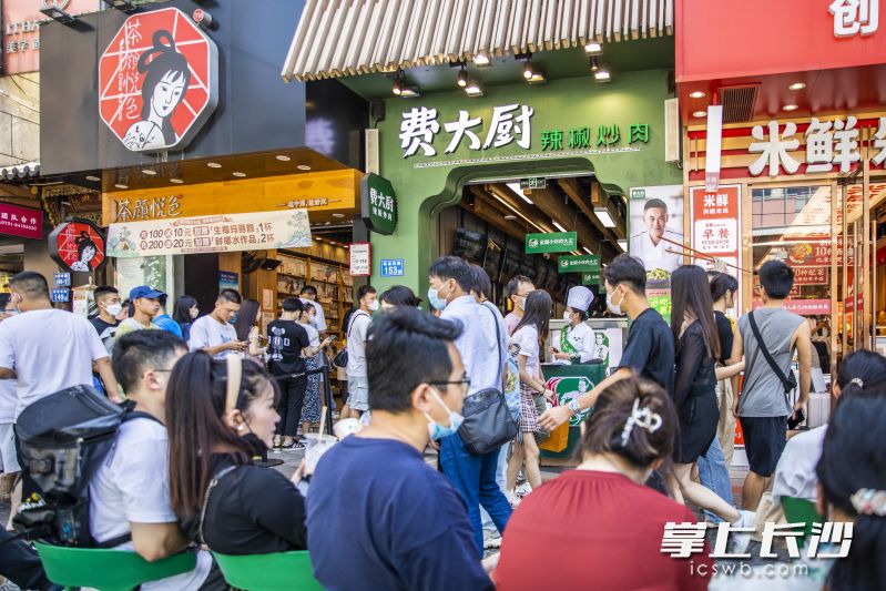 黃金周期間,，在長沙市中心吃頓晚飯，排隊(duì)是一種常態(tài)。