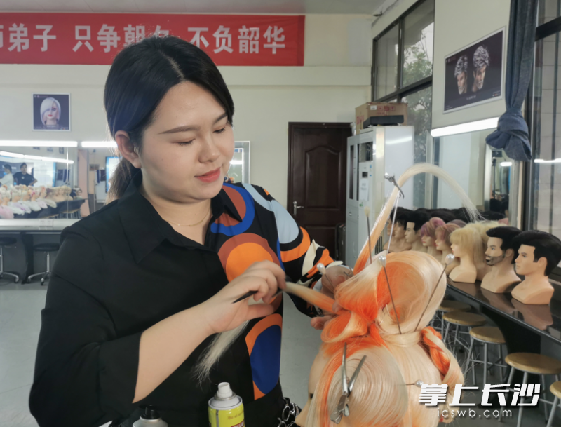 長(zhǎng)沙財(cái)經(jīng)學(xué)校老師余佳麗在練習(xí)美發(fā),。