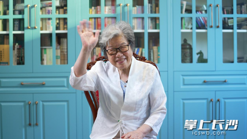 馮健奶奶寄語少先隊(duì)員們：踐行雷鋒精神,，做新時(shí)代的好少年。