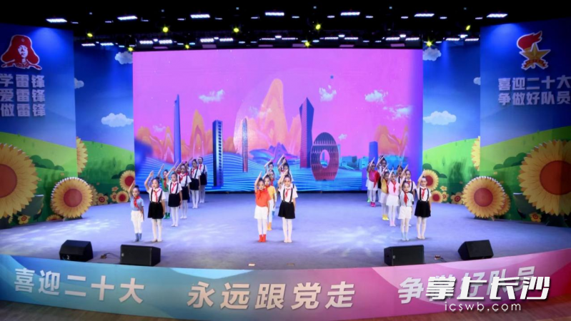 少先隊(duì)員們宣誓：永遠(yuǎn)跟黨走，爭做好隊(duì)員,。