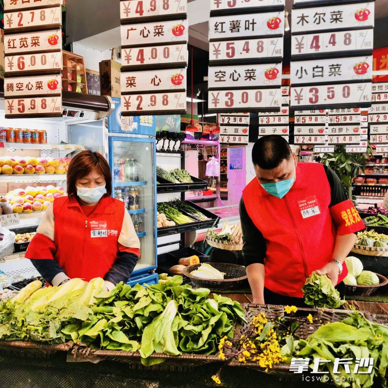 “店小二”志愿者為居家隔離和有特殊困難的居民代買采購。