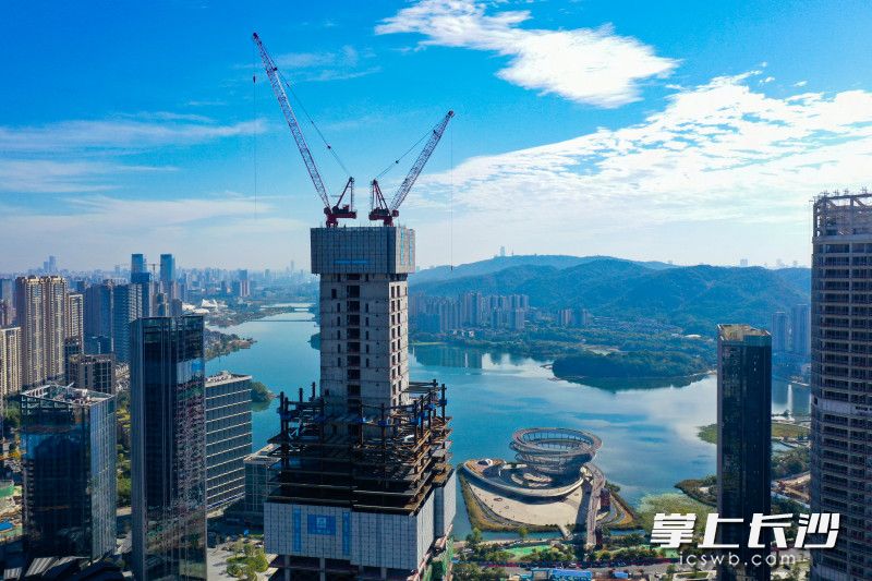 金茂大廈位于湘江新區(qū)梅溪湖國際新城CBD核心區(qū),，是梅溪湖中軸線首發(fā)項目及制高點,。 長沙晚報全媒體記者 鄒麟 攝