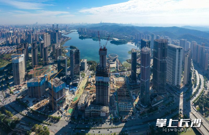 10月20日,，梅溪湖第一高樓金茂大廈核心筒突破200米,。改項目總高度318米，預計2024年完工交付,。長沙晚報全媒體記者 鄒麟 攝