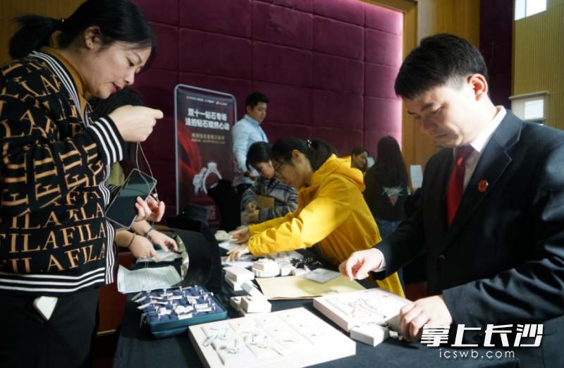 執(zhí)行法官帶領(lǐng)工作人員清點(diǎn)首飾并妥善保管。長沙晚報(bào)通訊員 鄒晴 攝
