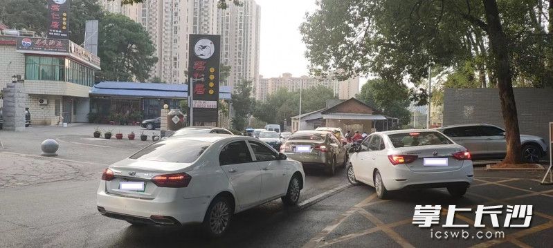 放學(xué)時(shí)間，圭白路靠近明德洞井中學(xué)路段車(chē)輛排起長(zhǎng)隊(duì),。