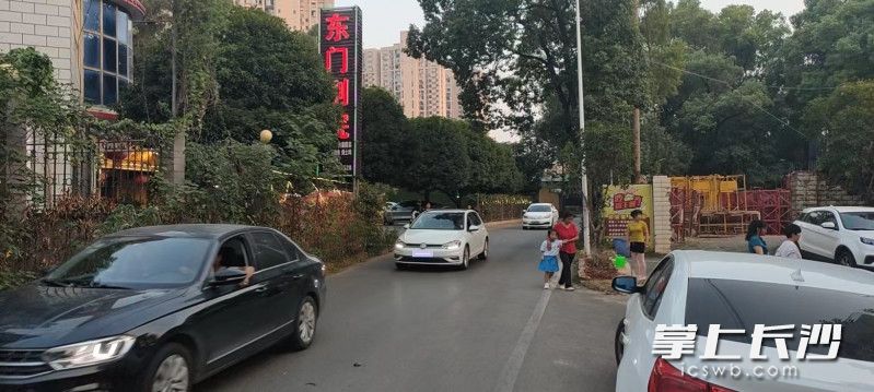 道路狹窄,，人車(chē)混行,。
