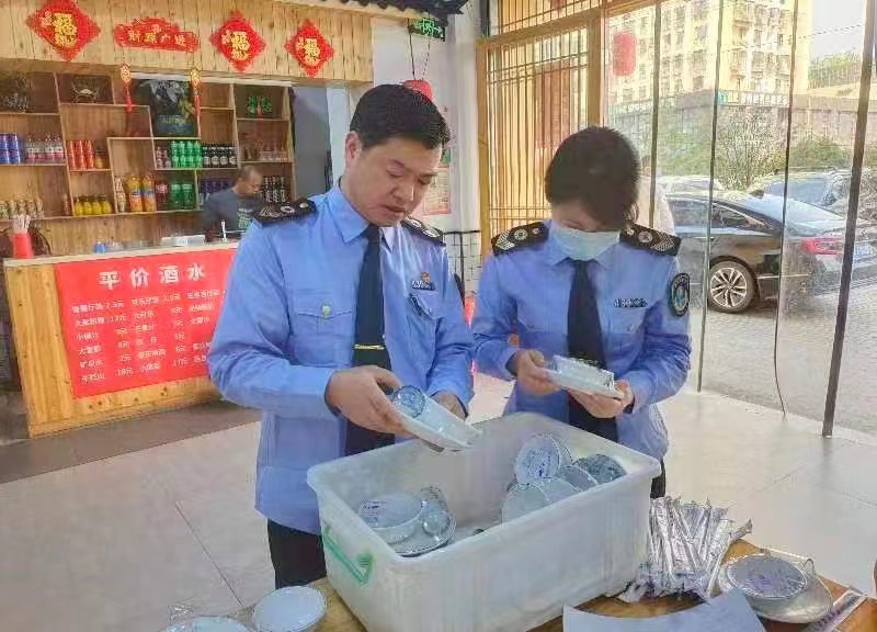 衛(wèi)監(jiān)人員抽檢消毒餐飲具樣品。