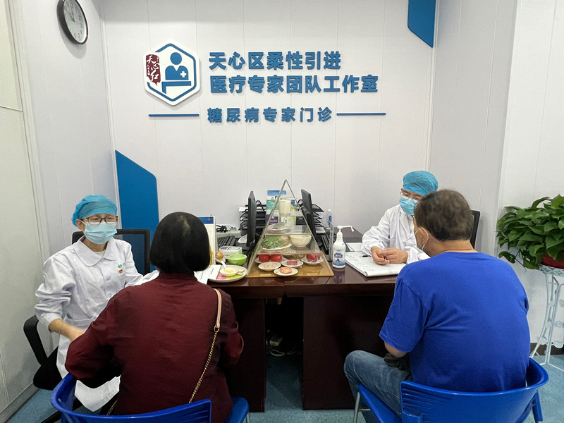 11日,，天心區(qū)柔性引進(jìn)醫(yī)療專家團(tuán)隊(duì)工作室糖尿病專家門(mén)診,，在坡子街街道社區(qū)衛(wèi)生服務(wù)中心開(kāi)診。   長(zhǎng)沙晚報(bào)全媒體記者 傅容容 攝