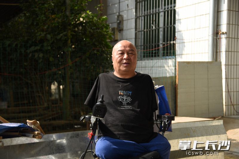 通過自己的努力,，周國民可用嘴操控電動輪椅,，并完成洗臉、刷牙,、穿衣,、上廁所等。長沙晚報全媒體記者 劉琦 攝