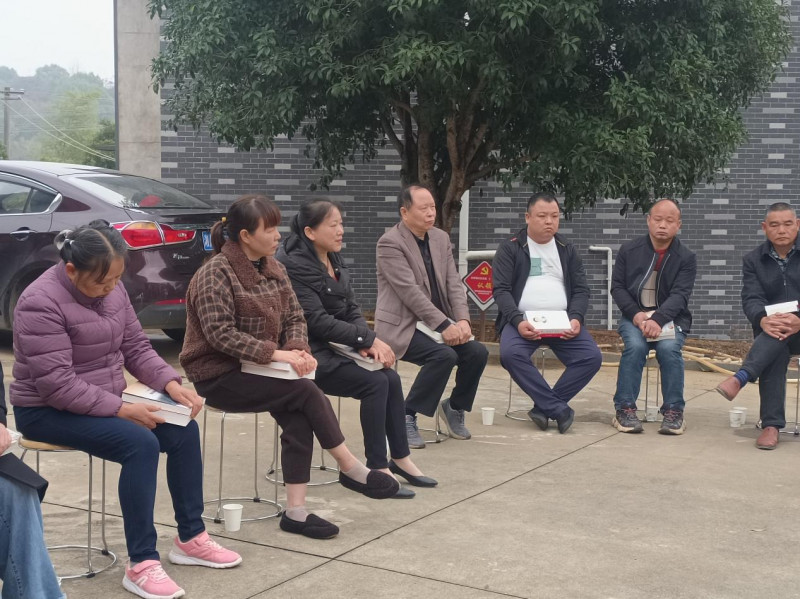 黨員們認(rèn)真聽會,。